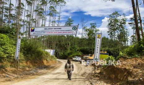 Warga berjalan keluar di proyek pembangunan jalan lingkar Sepaku segmen 2 di Lokasi Ibu Kota Negara (IKN) Nusantara di Kecamatan Sepaku, Kabupaten Penajam Paser Utara, Kalimantan Timur, Rabu (17/8/2022). Kontraktor pelaksana serta perusahaan proyek pembangunan Ibu Kota Nusantara (IKN) pada sebagian wilayah Kabupaten Penajam Paser Utara dan Kabupaten Kutai Kartanegara, Provinsi Kalimantan Timur, diingatkan wajib membuka klinik bagi karyawan.