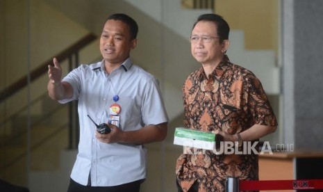 Mantan ketua DPR RI Marzuki Alie (tengah) memberikan keterangan kepada media usai menjalani pemeriksaan di gedung  Komisi Pemberantasan Korupsi (KPK), Jakarta, Selasa (26/6).