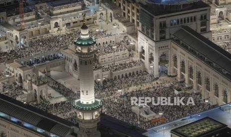 Umat Muslim memadati kawasan Masjidil Haram, Mekkah, Arab Saudi. 