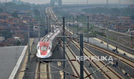 Kereta cepat atau Woosh datang dari arah Jakarta di Stasun Kereta Cepat Padalarang kabupaten Bandung, Jawa Barat.