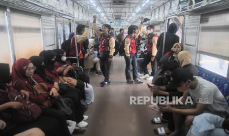 Penumpang saat menaiki KRL di Stasiun Tanah Abang, Jakarta. KAI memperbolehkan penumpang untuk makan dan minum saat waktu berbuka puasa.