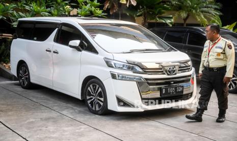 Petugas melintas di depan mobil yang digunakan oleh tersangka mantan Menteri Pertanian Syahrul Yasin Limpo di Gedung Merah Putih KPK, Jakarta, Jumat (7/6/2024). Mobil Toyota Vellfire tersebut diserahkan ke KPK oleh Kemal Redindo Syahrul Putra yang merupakan anak dari Syahrul Yasin Limpo sebagai upaya mendukung KPK dalam pemulihan aset.