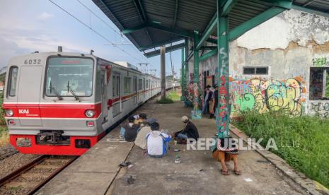 KRL melintas di Stasiun Pondok Rajeg yang sudah tidak aktif di Cibinong, Kabupaten Bogor, Jawa Barat, Selasa (22/2/2022). Kementerian Perhubungan (Kemenhub) menyatakan akan melakukan aktivasi kembali Stasiun Pondok Rajeg yang dimulai pada tahun 2022 sehingga diharapkan bisa mengurai pergerakan orang melalui transportasi massal tersebut. 