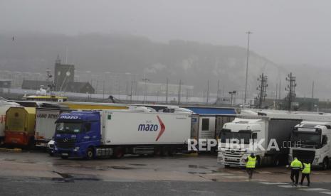  Truk diparkir di dekat pelabuhan, di Dover, Inggris, Senin, 21 Desember 2020, setelah Pelabuhan Dover ditutup dan akses ke terminal Eurotunnel ditangguhkan menyusul pengumuman pemerintah Prancis. Prancis melarang semua perjalanan dari Inggris selama 48 jam mulai Minggu tengah malam, termasuk truk yang membawa barang melalui terowongan di bawah Selat Inggris atau dari pelabuhan Dover di pantai selatan Inggris.