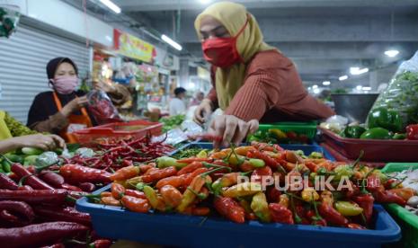 Pedagang sayuran melayani pembeli di Pasar Kosambi, Kota Bandung, Kamis (7/1). Indeks Keyakinan Konsumen (IKK) meningkat menjadi 96,5 pada Desember dari 92,0 pada November 2020.