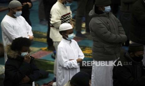  Orang-orang menghadiri Masjid London Timur & Pusat Muslim London di London timur, Inggris.