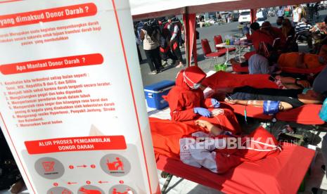 Sejumlah masyarakat mengikuti donor darah di Medan, Sumatera Utara, Ahad (5/7/2020). Kampanye donor darah tersebut mengajak seluruh elemen masyarakat untuk ikut peduli akan kebutuhan persediaan darah pada masa pandemi COVID-19 di Indonesia. 