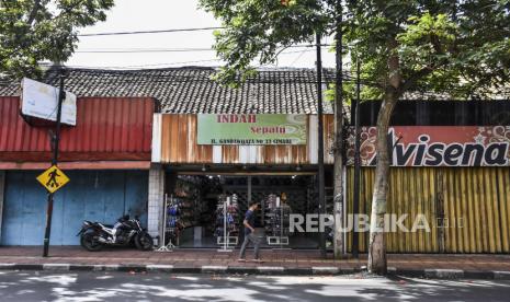 Warga menggunakan masker beraktivitas di Kawasan Pusat Pertokoan, Jalan Gandawijaya, Kota Cimahi, Jumat (3/4). PT Perusahaan Listrik Negara (PLN) mencatat selama wabah corona yang merebak di Indonesia membuat konsumsi listrik di sektor industri dan bisnis tergerus. EVP Pemasaran dan Pelayanan Pelanggan PLN, Edison Sipahutar menjelaskan efek pandemi Covid-19 menjadi faktor utama penurunan pertumbuhan segmen bisnis dan industri. 