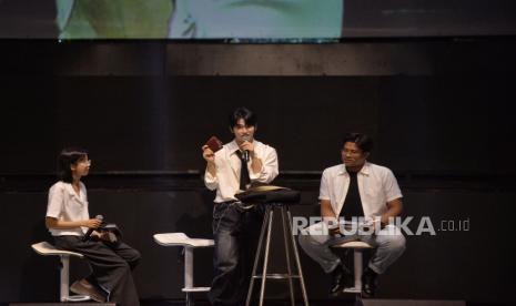 Penyanyi Korea Selatan Lee Seunghwan atau yang lebih dikenal dengan Onlee saat  Fanmeeting di Balai Sarbini, Jakarta, Kamis (7/3/2024). Fanmeeting atau temu penggemar ini bertajuk Onlee One in Jakarta 2024. Selain Bernyanyi dalam kesempatan tersebut Onlee juga melakukan permainan seru yang membuat penggemar histeris dan tetawa.