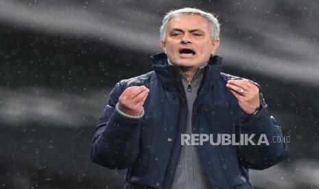  Manajer Tottenham Jose Mourinho memberi isyarat selama pertandingan sepak bola Liga Premier Inggris antara Tottenham Hotspur dan Liverpool FC di London, Inggris, 28 Januari 2021.