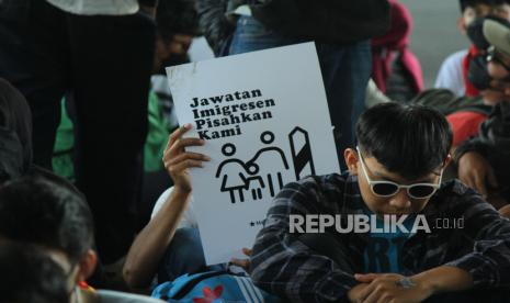 Para buruh dari Aliansi Buruh Bandung Raya dan mahasiswa menggelar aksi memperingati Hari Buruh Internasional atau May Day di kawasan Cikapayang, Jl Ir H Djuanda, Kota Bandung, Senin (1/5/2023). Aksi tersebut di antaranya menuntut dicabutnya Omnibus Law UU Cipta Kerja dan upah layak.