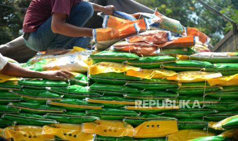 Cadangan bahan pokok untuk pasar murah di Kecamatan Berbah, Sleman, Yogyakarta, Senin (25/9/2023). Pasar Murah yang diadakan oleh Dinas Perindustrian dan Perdagangan Sleman ini hanya diperuntukkan untuk warga yang memiliki KTP Sleman. Untuk pemerataan kebutuhan sembako yang dijual dibatasi, seperti beras maksimal 10 kilogram, kemudian Minyak goreng dua liter, gula dan tepung terigu maksimal lima kilogram, kemudian telur ayam maksimal 2 kilogram. Untuk harga Disperindag Sleman memastikan masih di bawah harga pasaran. Pasar murah ini diadakan di 17 kecamatan di Sleman yang bekerja sama dengan Bulog secara bergantian untuk menyetabilkan harga sembako.