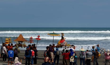 Warga mengikuti prosesi Upacara Adat Bekti Pertiwi Pisungsung Jaladri, di Pantai Parangtritis, Bantul, Selasa (7/6/2022). Acara yang dikuti oleh masyarakat pesisir Pantai Parangtritis dan Pantai Parangkusumo itu menjadi bentuk syukur masyarakat kepada Tuhan atas segala rezeki. 