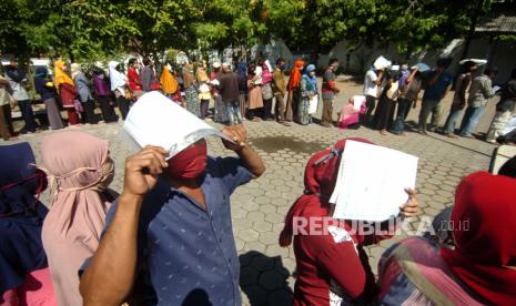 Sejumlah warga antre tanpa jarak sosial untuk pengambilan bantuan sosial tunai (BST) Kemensos di Kelurahan Randugunting, Tegal, Jawa Tengah, Selasa (19/5). Pemerintah melalui PT Pos masih merampungkan proses penyaluran bantuan langsung tunai hingga H-1 Lebaran.