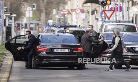 Anggota delegasi meninggalkan mobil mereka saat mereka tiba di depan Grand Hotel Wien di Wina, Austria, Selasa, 6 April 2021. Pejabat kementerian luar negeri dari negara-negara tersebut masih dalam kesepakatan, yang disebut Rencana Aksi Komprehensif Bersama, bertemu di Wina untuk mendorong upaya membawa Amerika Serikat kembali ke kesepakatan 2015 tentang program nuklir Iran.