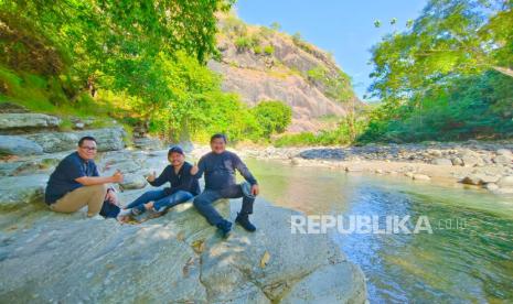 Bupati Garut Rudy Gunawan menikmati suasana di aliran Sungai Cisanggiri, Desa Cikondang, Kecamatan Cisompet, Kabupaten Garut, Jawa Barat, Ahad (13/8/2023).