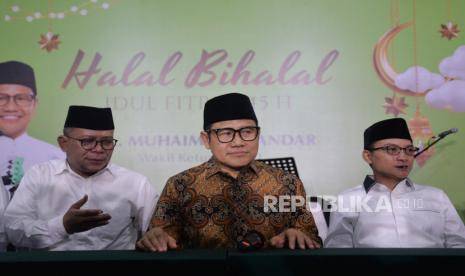 Ketua Umum PKB Muhaimin Iskandar (tengah) bersama Pengurus DPP PKB bersiap memberikan keterangan terkait persiapan PKB jelang Pilkada 2024 di Jakarta, Sabtu (20/4/2024). PKB membuka pendaftaran calon kepala daerah untuk Pilkada 2024 dan mempersilakan semua pihak dari berbagai lapisan untuk mendaftar/ mengurus ke kantor DPP, DPW, DPC serta sistem online yang sudah disiapkan PKB.