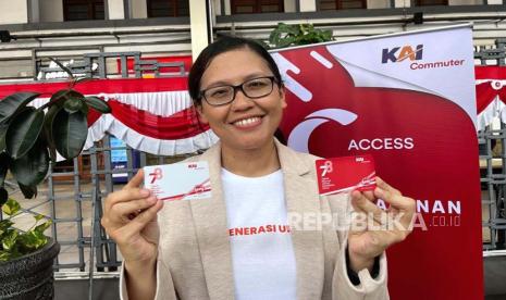 Corporate Secretary Vice President KAI Commuter Anne Purba memamerkan Kartu Multi Trip (KMT) Edisi Khusus HUT ke-78 Republik Indonesia (RI) di Stasiun Jakarta Kota, Jakarta, Jumat (18/8/2023).