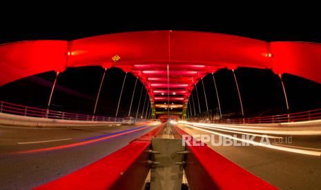 Suasana Jembatan Merah Youtefa pada malam hari di Kota Jayapura, Papua, Senin (4/10). Gelaran  Pekan Olahraga Nasional XX  kali ini diselenggarakan di Papua meski dalam kondisi pandemi covid-19, namun PON XX Papua kali ini digelar dengan penerapan aturan protokol kesehatan yang ketat Republika/Thoudy Badai