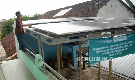 Relawan sedekah sampah melihat sedekah energi berupa panel surya dalam rangka Festival Muharram di Masjid Al Muharram, Brajan, Bantul, Yogyakarta, Sabtu (15/7/2023).