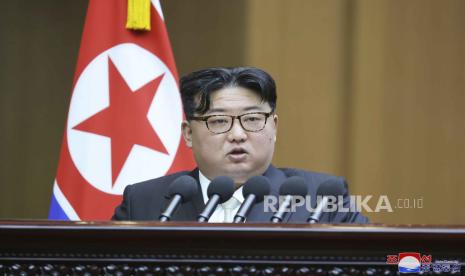 Dalam foto yang disediakan oleh pemerintah Korea Utara ini, pemimpin Korea Utara Kim Jong Un berbicara di Majelis Rakyat Tertinggi di Pyongyang, Korea Utara Senin, 15 Januari 2024.