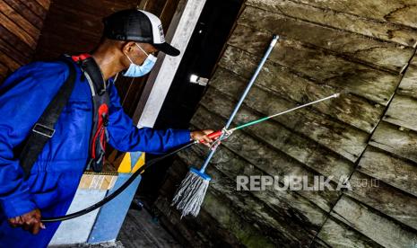 Ilustrasi. Petugas kesehatan menyemprotkan cairan Fendona ke dinding rumah warga guna mencegah malaria. 