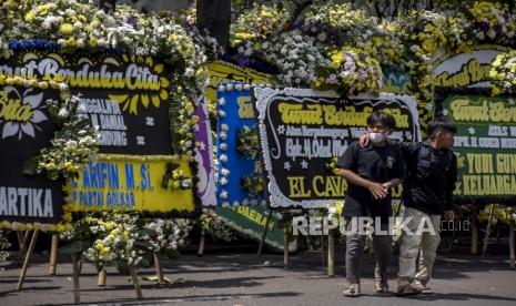 DPRD Segera Bahas Pergantian Wali Kota Bandung. Foto:  Sejumlah warga beraktivitas di dekat deretan karangan bunga ucapan belasungkawa atas wafatnya Wali Kota Bandung Oded M Danial di Jalan Dalem Kaum, Kota Bandung, Ahad (12/12). Ratusan karangan bunga tersebut sebagai bentuk penghargaan, penghormatan sekaligus duka cita atas wafatnya Wali Kota Bandung Oded M Danial pada Jumat (10/12). Foto: Republika/Abdan Syakura