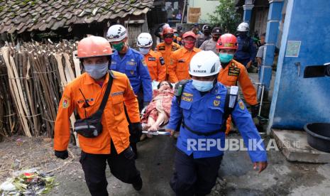 Sejumlah relawan mengevakuasi warga yang sakit menuju ke tempat pengungsian di kawasan lereng Gunung Merapi Desa Keningar, Dukun, Magelang, Jawa Tengah, Minggu (8/11/2020). Menyusul naiknya status Gunung Merapi dari waspada level II menjadi siaga level III, Badan Penanggulangan Bencana Daerah (BPBD) Kabupaten Magelang mengungsikan warga lanjut usia, anak-anak, ibu hamil dan penyandang disabilitas yang tinggal kawasan rawan bencana. 