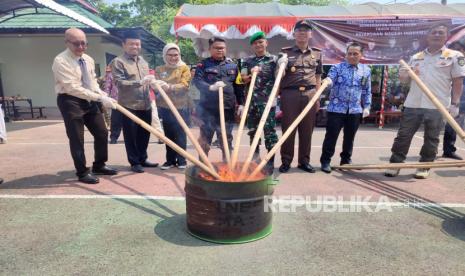 Forkopimda Kabupaten Indramayu melakukan pemusnahan barang bukti dari kasus yang telah memiliki kekuatan hukum tetap (inkracht), di halaman Kejari Indramayu, Kamis (16/11/2023). 