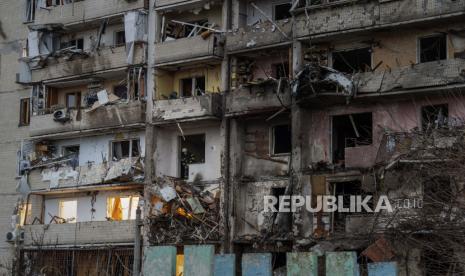  Seorang petugas pemadam kebakaran memeriksa kerusakan di sebuah gedung setelah serangan roket di kota Kyiv, Ukraina, Jumat, 25 Februari 2022.