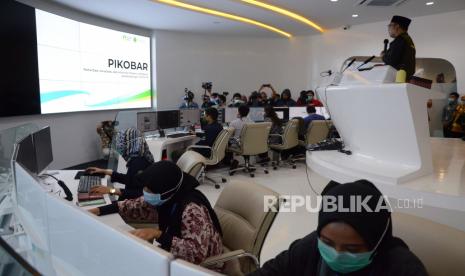 Gubernur Jawa Barat Ridwan Kamil menjelaskan aplikasi Pusat Informasi dan Koordinasi COVID-19 (Pikobar) saat peluncuran aplikasi tersebut di Jabar Command Center, kompleks Gedung Sate, Kota Bandung, Jumat (20/3). Aplikasi Pilkobar diharapkan dapat memberikan layanan dan informasi terkait perkembangan wabah Corona atau Covid-19 kepada masyarakat dengan mudah.