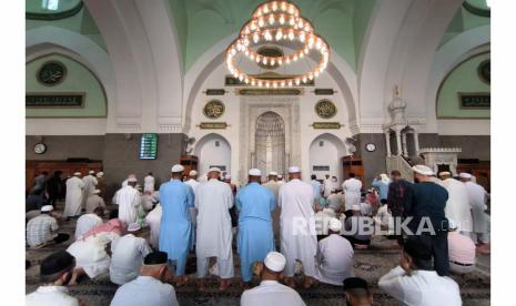 Sholat jamaah. Makmum harus mengikuti gerakan imam dalam sholat jamaah 