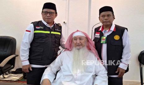 Direktur Bina Haji Ditjen PHU Kemenag RI, Arsad Hidayat, bersama PPIH Arab Saudi, yang berstatus sebagai mahasiswa di Timur Tengah, di sela-sela Penyerahan Wakaf Habib Bugak Asyi di Kantor Baitul Asyi di Makkah, Arab Saudi, Jumat (23/6/2023). 