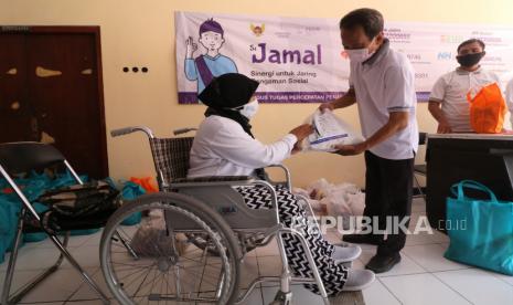 Warga penyandang disabilitas mengambil bantuan sosial, (ilustrasi).