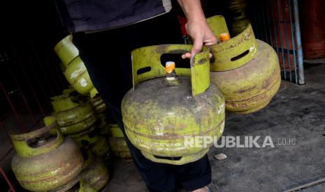 Polresta Padang menggerebek gudang yang dicurigai sebagai tempat pengoplosan elpiji bersubsidi di Padang. (ilustrasi)