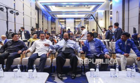 Ketua Umum Partai Nasdem?Surya Paloh (tengah) bersama (dari kiri) Menteri BUMN Erick Thohir, Ketua MPR Bambang Soesatyo, Wakil Ketua DPR Rachmat Gobel dan Menteri Komunikasi dan Informatika Johnny G Plate bersiap mengikuti Silaturahmi Nasional Kita Pancasila di Nasdem Tower, Jakarta, Kamis (2/6/2022). Acara yang digelar dalam rangka memperingati Hari Lahir Pancasila tersebut mengusung tema Pancasila Menjawab Tantangan Zaman. 