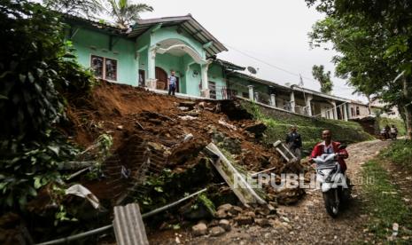 Rumah rusak akibat gempa bumi di Sukabumi, Jawa Barat. (ilustrasi). Gempa yang terjadi Kamis (14/12/2023) di Sukabumi membuat 61 rumah mengalami kerusakan.