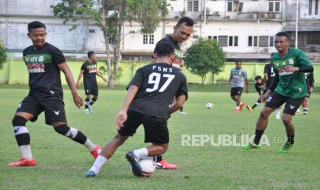 Sejumlah pemain PSMS Medan menggelar latihan secara tertutup di Stadion Kebun Bunga Medan, Sumatera Utara, Senin (8/6/2020). PSMS Medan menggelar latihan perdana setelah libur panjang kompetisi dua bulan lebih terkait pandemi COVID-19