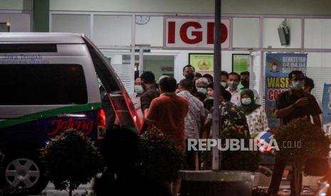 Rombongan Presiden Joko Widodo menunggu mobil ambulan untuk membawa jenazah Almarhum Ibu Sujiatmi Notomiharjo di Rumah Sakit Tentara Slamet Riyadi, Solo, Jawa Tengah, Rabu (25/3/2020). Ibu Presiden Joko Widodo, Sujiatmi Notomiharjo meninggal dunia di Solo pada Rabu, 25 Maret 2020 pukul 16:45 WIB.