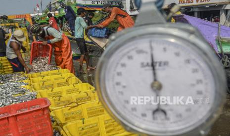 Nelayan membongkar muat ikan saat tiba di Dermaga Pelabuhan Muara Angke, Jakarta Utara, Selasa (6/7/2021). Menurut data Kementerian Kelautan dan Perikanan (KKP), sektor kelautan dan perikanan mencatatkan kinerja positif selama lima bulan awal 2021, naik sebesar 3,72 persen dibanding periode yang sama tahun sebelumnya dengan catatan neraca perdagangan surplus sebesar 1,9 miliar Dolar AS atau setara dengan Rp27 triliun. 