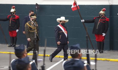 Presiden Peru yang baru dilantik Pedro Castillo keluar dari Kongres pada hari pelantikannya di Lima, Peru, Rabu, 28 Juli 2021.