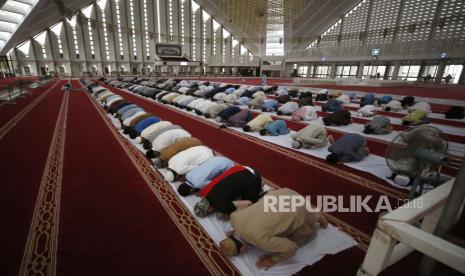 Orang-orang melakukan sholat subuh di Masjid Agung Faisal, di Islamabad, Pakistan, Senin, 3 Mei 2021. Niat dan Tata Cara Sholat Subuh Lengkap dengan Doa Qunut