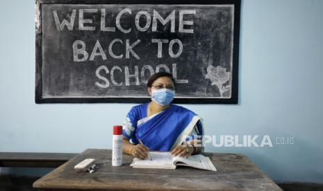 Guru memimpin kelas pada hari pertama sekolah setelah pelonggaran pembatasan COVID-19 di sekolah negeri di Kolkata, India, 16 November 2021. 