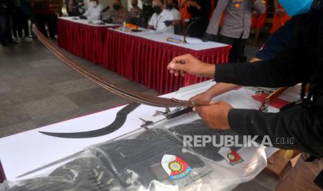 Barang bukti senjata tajam dihadirkan  saat konferensi pers kejahatan jalanan atau klitih di Mapolda DIY, Yogyakarta, Senin (11/4/2022). Sebanyak lima tersangka berstatus pelajar dan mahasiswa diamankan dari kasus penganiyaan pelajar SMA hingga meninggal. Pelaku dijerat dengan Pasal 353 Ayat (3) Juncto Pasal 55 atau Pasal 351 Ayat (3) Juncto Pasal 55 KUHP dengan ancaman hukuman 7 tahun penjara. Barang bukti celurit, pedang, serta hear sepeda motor turut dihadirkan dalam konferensi pers ini.