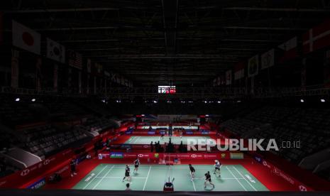 Sejumlah pebulu tangkis berlatih jelang pelaksanaan Indonesia Masters 2024 di Istora Senayan, Jakarta, Senin (22/1/2024). Indonesia Masters 2024 diikuti oleh 278 pebulu tangkis dari 29 negara yang berlangsung dari 23-28 Januari 2024.