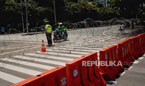 Penutupan jalan, ilustrasi. Polda Metro Jaya mengimbau kepada masyarakat untuk menghindari kawasan Monumen Nasional (Monas) dan DPR RI karena arus lalu lintas ditutup sementara sehubungan adanya rencana demonstrasi mahasiswa, Senin ini (11/4/2022).