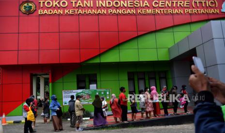 Warga antre untuk berbelanja di Toko Tani Indonesia Centre, Pasar Minggu, Jakarta Selatan, Selasa (21/4/2020). Presiden Joko WidodoÊmeminta jajarannya untuk mengawasi rantai pasok dan stok pangan yang ada di pasaran untuk mengantisipasi kebutuhan pokok di tengah pandemi COVID-19 sekaligus menjelang bulanÊramadan