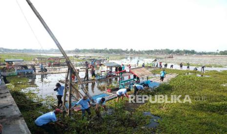 Kegiatan bersih-bersih area Situ Bagendit, Kecamatan Banyuresmi, Kabupaten Garut, Jawa Barat, Rabu (26/7/2023).