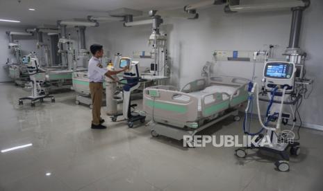 Kapasitas RSUD Bung Karno untuk Pasien Covid-19 Hampir Penuh. Petugas medis melakukan pengecekan alat di ruang isolasi yang digunakan untuk merawat pasien di Rumah Sakit Umum Daerah (RSUD) Bung Karno, Solo, Jawa Tengah, Jumat (27/3/2020). Pemerintah Kota Solo menyiapkan rumah sakit tersebut sebagai tambahan rujukan penanganan Virus Corona atau COVID-19 dengan empat ruang isolasi yang khusus diperuntukan bagi pasien dalam pengawasan (PDP) dan orang dalam pengawasan (ODP) yang membutuhkan perawatan medis