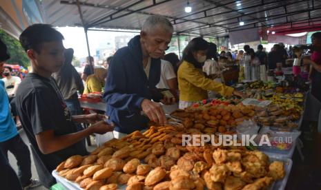 Pedagang takjil melayani pembeli (ilustrasi). Pasar Takjil Kota Bandar Lampung untuk diminati warga masyarakat.